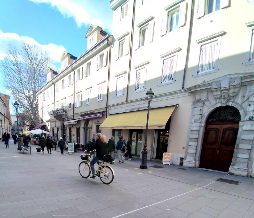 Casa Antica - Historical Apartment In Old City Center Trieste Exteriör bild